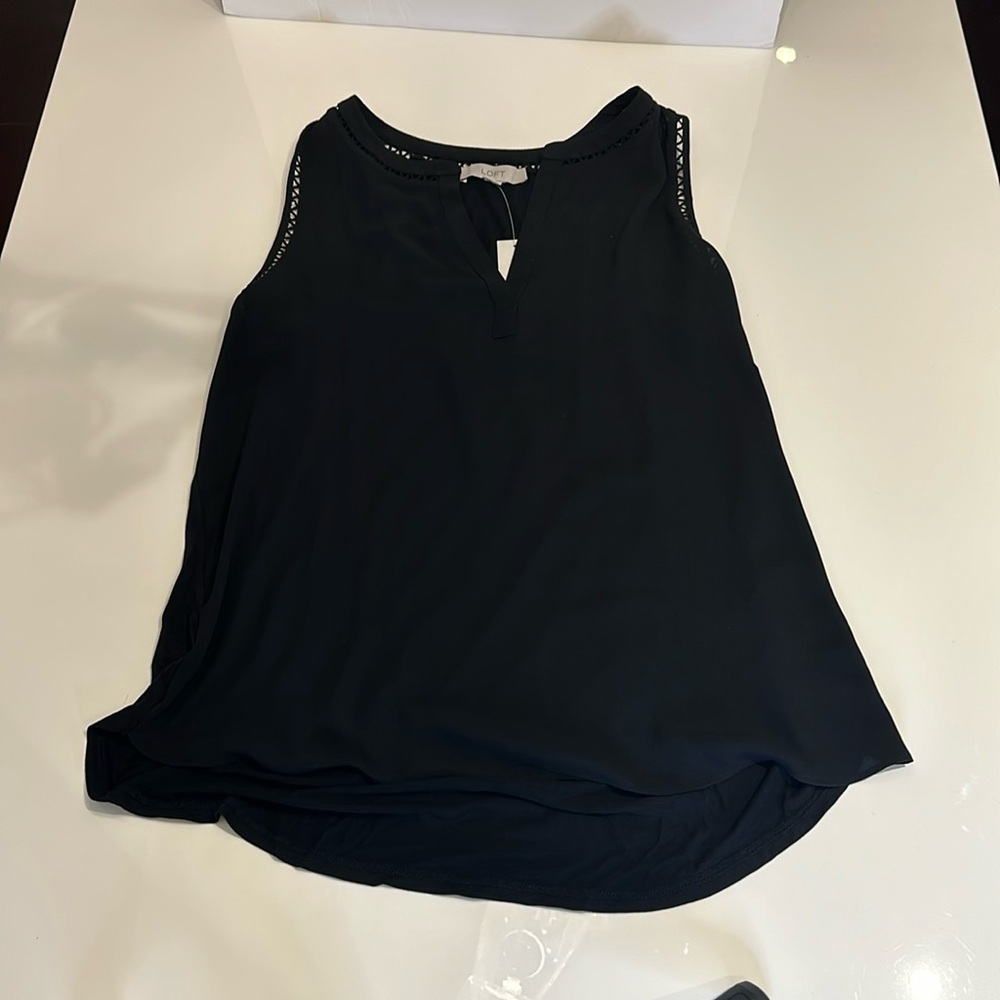 Ann Taylor LOFT Sleveless V-Neck Top Size M